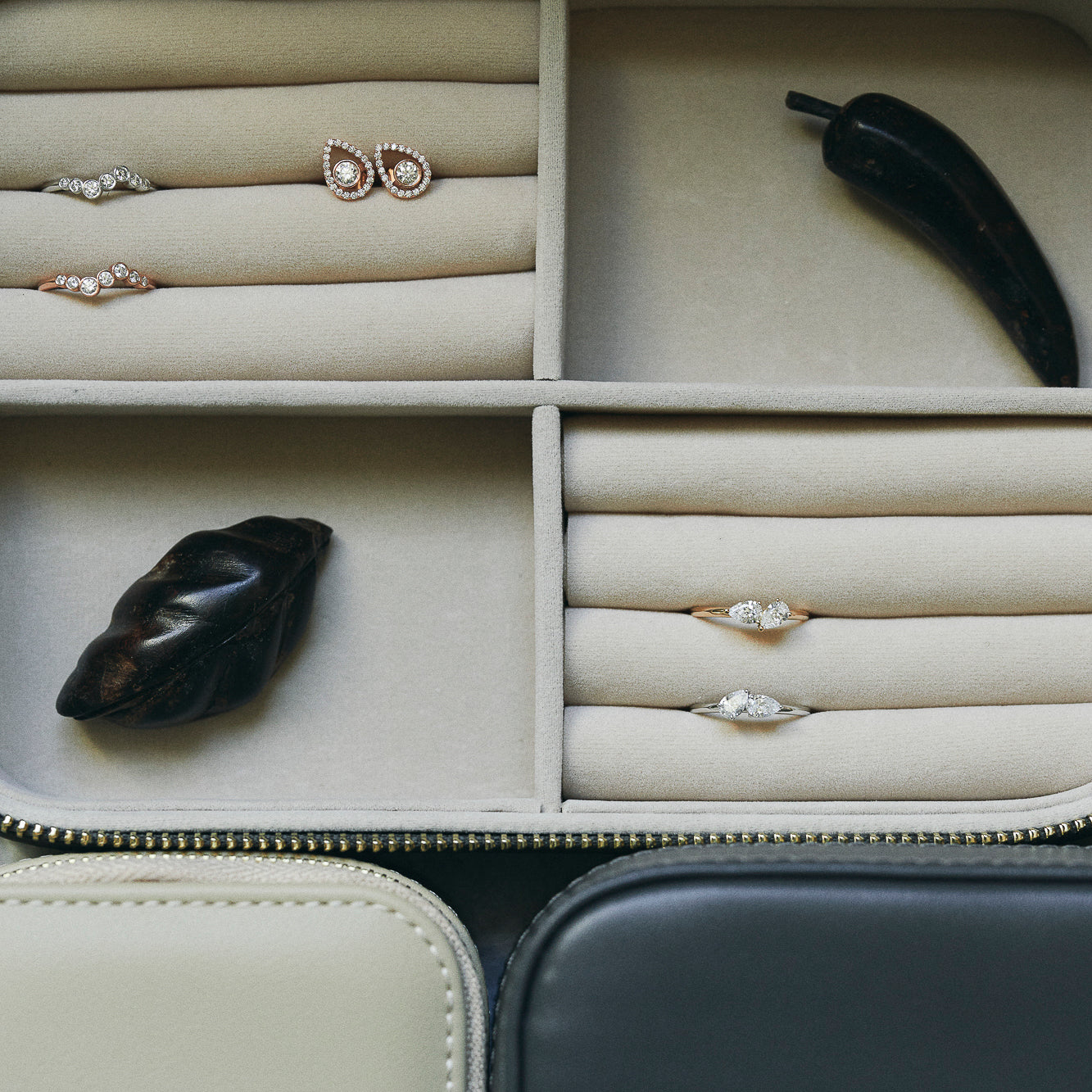 aiueaoui ハンドオブジェ アクセサリーケース Luxury Jewelry Organizer | Travel Case | idyl